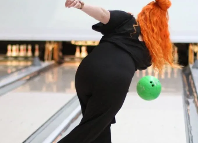 Bowlingspiller på en bane hos BowlnFun